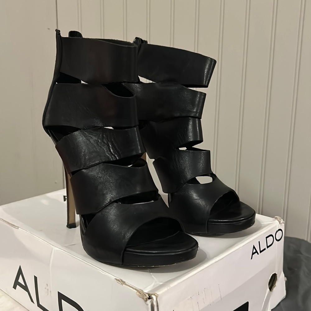 Also, size 9 in Black Leather!